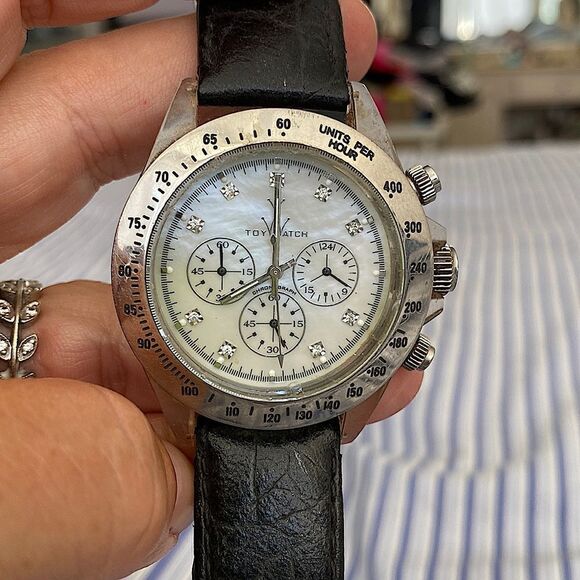 Vintage TW watch. Mother of pearl face with 9 diamonds accent. Needs batteries - Picture 2 of 8